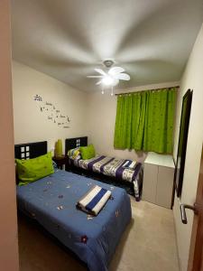 Posteľ alebo postele v izbe v ubytovaní Ideal Apartamento Manilva Playa