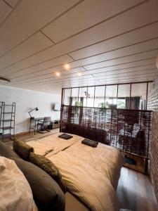 a bedroom with a large bed in a room at FeWo Ottobeurens Schmuckstück: Gemütlich-Stylische Wohnung in Ottobeuren