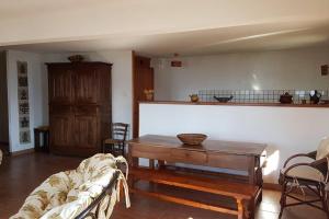 een woonkamer met een tafel en een bank bij Magnifique maison en balcon sur la Durance in Embrun