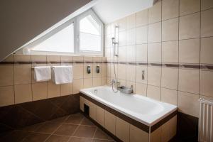 uma casa de banho com um lavatório e uma janela em Penzion Kovac em Radovljica
