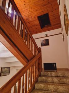 eine Holztreppe mit einem TV an der Wand in der Unterkunft Penzion a restaurant Sportturia 