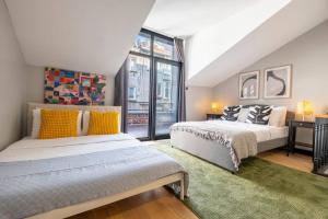1 Schlafzimmer mit 2 Betten und einem großen Fenster in der Unterkunft Stylishly Decorated Fourlex House in Istanbul