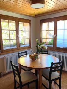 a dining room with a table with chairs and a bowl of fruit at Helle gemütliche Ferienwohnung in Schwarzwaldhof in Ibach