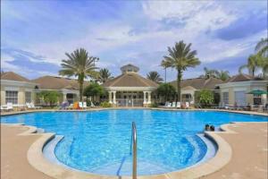 - une grande piscine dans un complexe avec des palmiers dans l'établissement Super Master Bedroom2032 at Windsor Palms Resort 10 mins from Disney, à Kissimmee