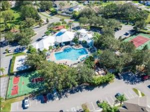 - une vue sur la piscine d'un complexe dans l'établissement Super Master Bedroom2032 at Windsor Palms Resort 10 mins from Disney, à Kissimmee