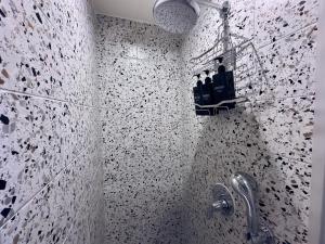 un bagno con lavandino e rubinetteria in una stanza di Valletta Dome Apartment a La Valletta Altre 13 foto