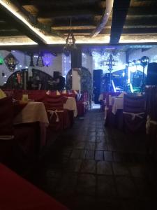 jadalnia z czerwono-białymi stołami i lampkami w obiekcie BUMBAR ETNO DVORAC w mieście Tekija