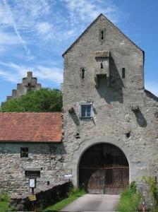 un antiguo edificio de piedra con una puerta y un túnel en Urlaub in der Burg am Bodensee, en Kressbronn am Bodensee