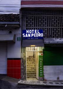 un cartello sambro dell'hotel sul lato di un edificio di Hotel San Pedro a Neiva
