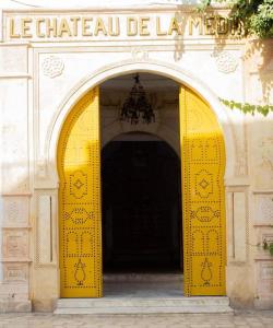 einen Eingang zu einem Gebäude mit gelben Türen in der Unterkunft Superbe appartement en plein médina de Tunis in Tunis