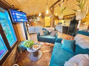 salon z kanapą i stołem w obiekcie Bieszczadzka Osada Saunowisko-dom z jacuzzi sauną na wyłączność w Solinie