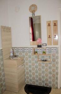 a bathroom with a sink and a mirror on a wall at Superbe appartement en plein médina de Tunis in Tunis