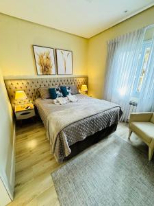 格拉馬杜的住宿－MRG Luxo e Tranquilidade Casa de Pedra 2D，一间卧室配有一张带蓝色枕头的大床