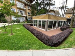 una casa con terraza y patio en MRG Luxo e Tranquilidade Casa de Pedra 2D, en Gramado
