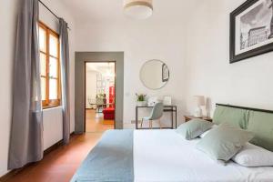 - une chambre avec un grand lit blanc et un bureau dans l'établissement Residenza degli Albizi, à Florence
