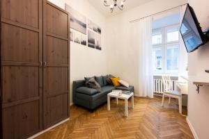 salon z kanapą i telewizorem w obiekcie Native Apartments Skawińska 5 w Krakowie