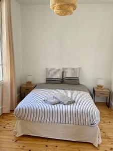 Un dormitorio con una cama grande con dos mesitas de noche. en Le Kessler #T3 de charme au centre de Clermont, en Clermont-Ferrand 14 fotos más