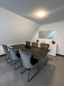 a dining room with a table and chairs at Apartment by Harbali in Schüttorf