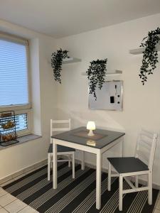 jadalnia ze stołem i 2 krzesłami w obiekcie Apartment by Harbali w mieście Schüttorf