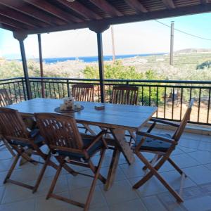 a table and chairs on a porch with a view of the ocean at Villa Elea in Tseréni