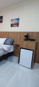 sypialnia z łóżkiem i tablicą na podłodze w obiekcie Quarto privativo w Foz do Iguaçu