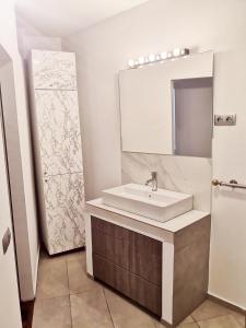 a bathroom with a sink and a mirror at Vista triangular in Las Palmas de Gran Canaria