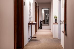 a hallway with a table in the middle of a room at Aparthotel Maargick in Kraków