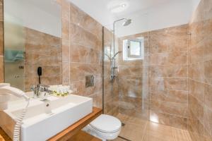 Koupelna v ubytování Belmare Hotel-Adults Οnly + 32 fotografií