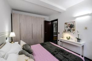 a bedroom with a large bed and a desk at Secret Garden - Villafranca di Verona centro in Villafranca di Verona +10 photos