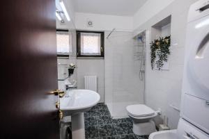a white bathroom with a sink and a toilet at Secret Garden - Villafranca di Verona centro in Villafranca di Verona