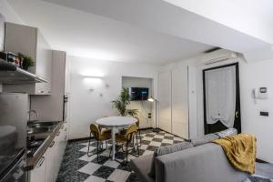 a living room with a couch and a table at Secret Garden - Villafranca di Verona centro in Villafranca di Verona