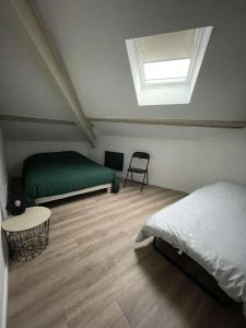 เตียงในห้องที่ T2 Cosy - Terrasse - Proche du stade - 401