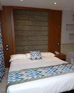 Salvatore Room With Breakfast-Tanta City في طنطا: غرفة نوم بسرير كبير مع اللوح الخشبي