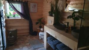 uma casa de banho com WC e plantas num quarto em BL Beskydy Lodge em Prostrední Becva