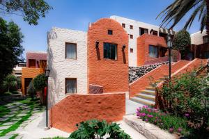 um edifício com tijolo laranja e branco em La Maison d'Elise em Arequipa