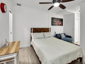 - une chambre avec un lit et un ventilateur de plafond dans l'établissement Central Studio 17, à Miami