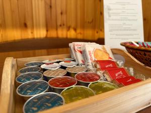 uma caixa de madeira cheia de diferentes tipos de alimentos em Roccaraso Love & Lodge - Mountain Chalet em Roccaraso