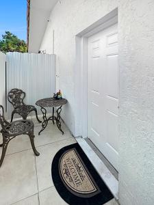 a patio with a table and chairs and a door at Central Studio 17 in Miami