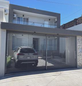 a garage with a car parked inside of it at Departamentos Fleming, luminosos p hasta 4 personas in Paraná
