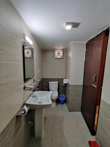 uma casa de banho com um lavatório e um WC em Hotel Sea Moon em Cox's Bazar