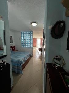 een slaapkamer met een bed en een woonkamer bij Beach Morro Jable Fuerteventura in Morro del Jable