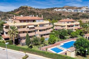 uma vista aérea de uma casa com piscina em Casa Bonita de La Cala five minute flat walk to the town centre em La Cala de Mijas