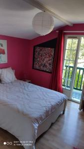 Ένα ή περισσότερα κρεβάτια σε δωμάτιο στο Maison paradisiaque au Pays Basques