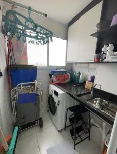 uma cozinha com máquina de lavar e balcão em Prainha, Feirinha, Tranquilidade! na Praia Grande