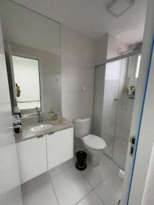 um banheiro com vaso sanitário, pia e chuveiro em Prainha, Feirinha, Tranquilidade! na Praia Grande