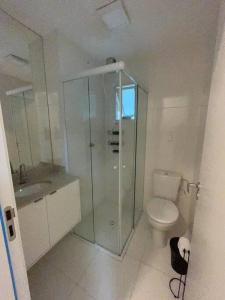 een badkamer met een douche, een toilet en een wastafel bij Prainha, Feirinha, Tranquilidade! in Praia Grande