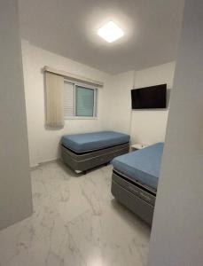 um quarto com uma cama e uma janela em Prainha, Feirinha, Tranquilidade! na Praia Grande