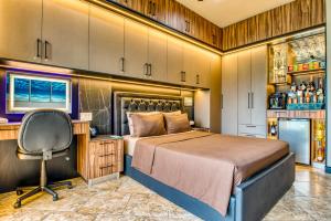 Кровать или кровати в номере SecretJaco - Luxury Beach Front Penthouse with Pool & Jacuzzi +37 фотографий
