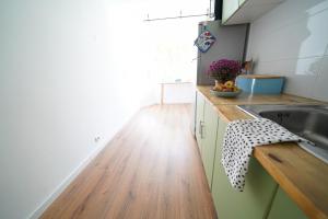 A kitchen or kitchenette at Cascais 2 bedroom apartment with sunny terrace
