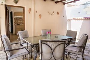 a dining room with a table and chairs at Studios TOUTOULA in Skala Marion